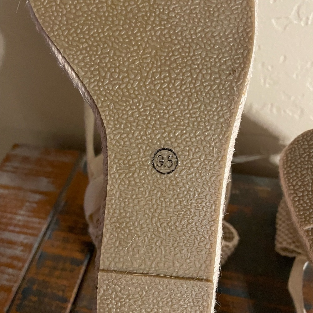 Stylish Black and Cream Espadrilles - Picture 5 of 9